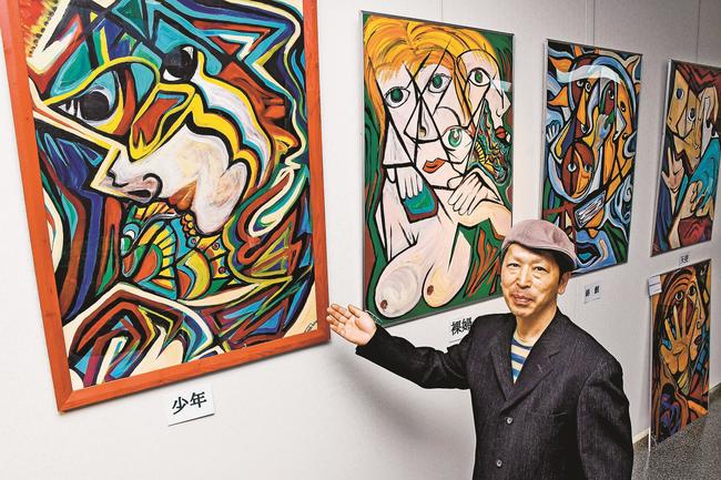 作品を紹介する三原俊弘さん＝出雲市多伎町小田、海辺の多伎図書館