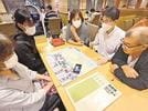 荒川泰子さんの捜索活動について意見交換する同級生＝松江市内