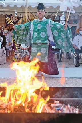 箸をたき上げる前で清米の舞を奉納する錦田剛志宮司＝出雲市斐川町併川、万九千神社