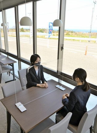 日本海が見えるテラス席＝鳥取県琴浦町別所、物産館ことうら
