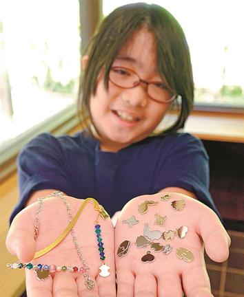 松江の歴史にちなんだオリジナルのアクセサリーを手にする参加者＝松江市北堀町、ハナユイ