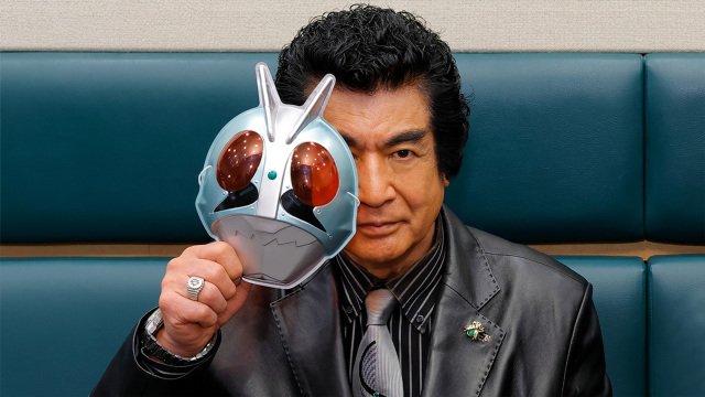 テレビアニメ『東島丹三郎は仮面ライダーになりたい』第1話に出演する藤岡弘（C）柴田ヨクサル／ヒーローズ・Tojima Rider Project（C）石森プロ・東映