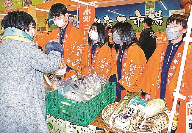 笑顔で接客する生徒=雲南市木次町里方、Aコープきすき店