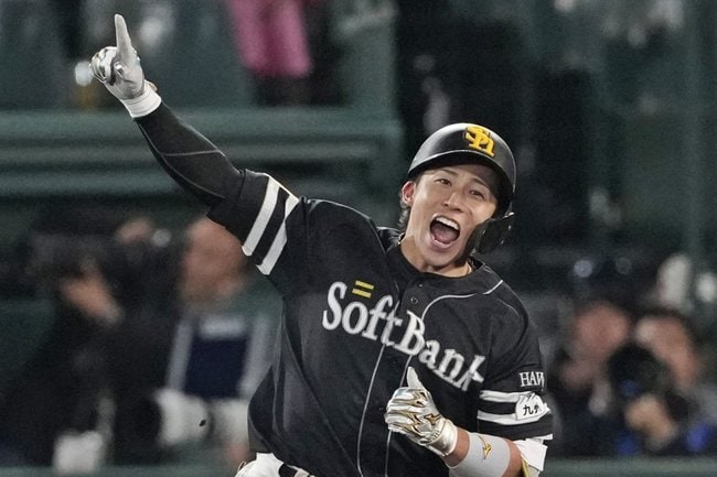 １１回、勝ち越しソロを放ち二塁に向かうソフトバンク・野村＝甲子園