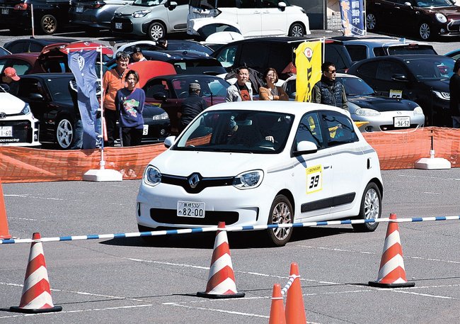 丁寧な運転技術を披露する参加者＝島根県飯南町下赤名、道の駅赤来高原隣接駐車場