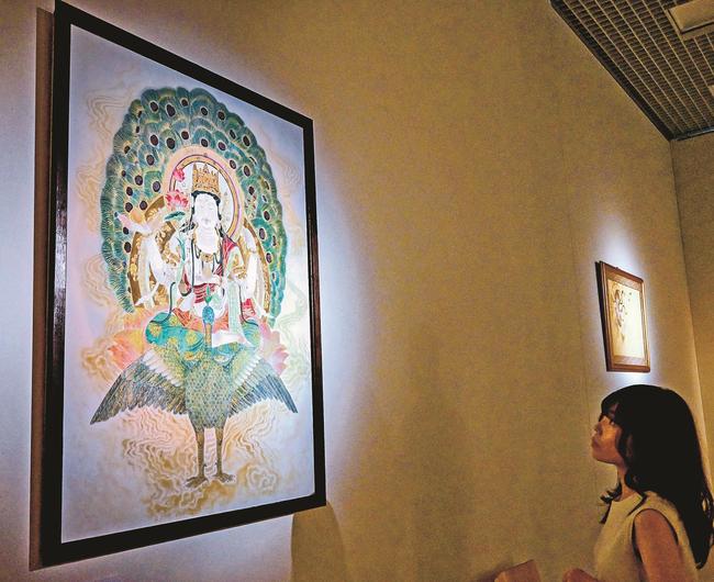 荒木Ｊｕｒｏ香珠さんの「孔雀明王」を鑑賞する来館者＝松江市袖師町、島根県立美術館