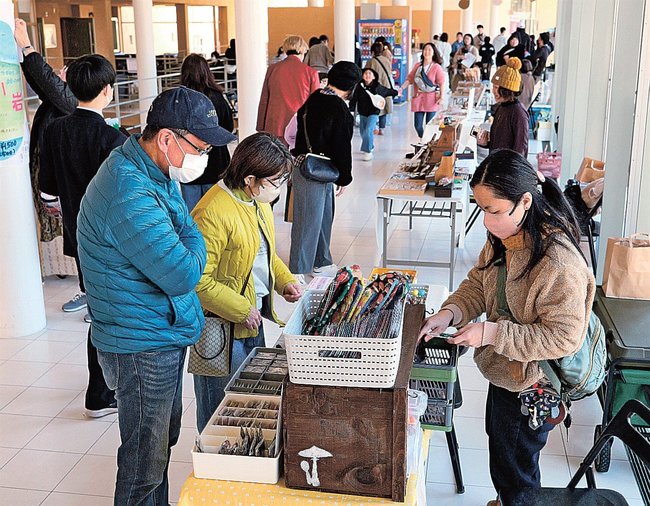 雑貨や飲食物を買い求める来場者＝島根県川本町川本、悠邑ふるさと会館