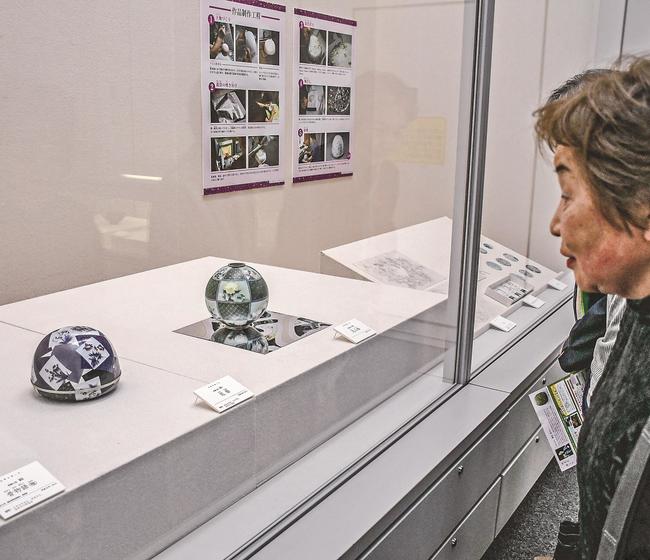 有線七宝作品を鑑賞する来館者＝鳥取市上町、市歴史博物館やまびこ館