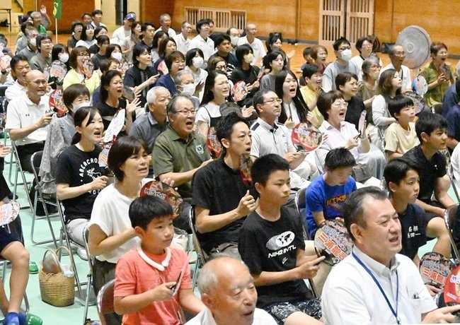 決勝のレースを見守る来場者＝浜田市下府町、浜田東中学校