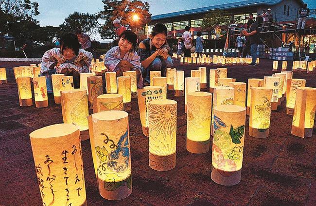 感謝や平和への願いが込もった灯ろうを眺める来場者＝浜田市三隅町古市場、三隅中央公園