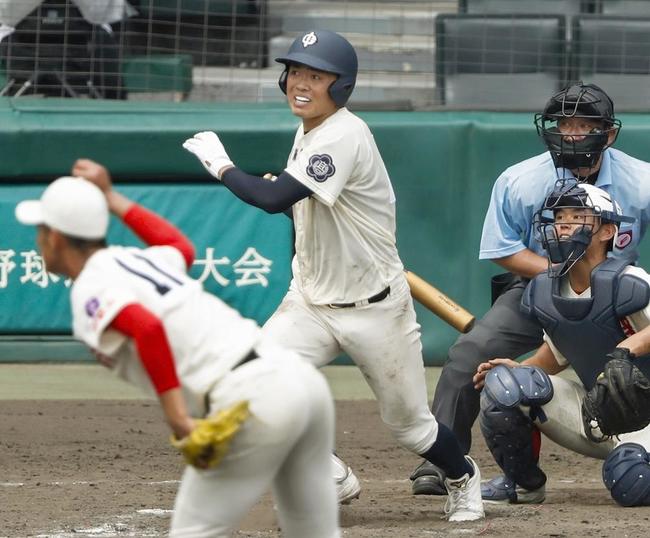 智弁和歌山―石見智翠館　９回裏石見智翠館２死二塁、山崎琢が右翼線に適時二塁打を放つ。投手武元、捕手渡部＝甲子園
