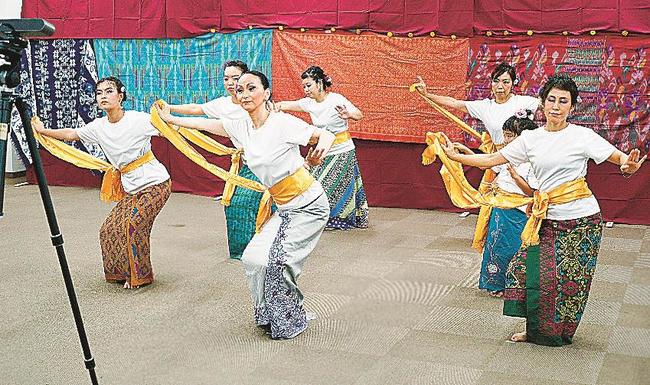オンラインでバリ舞踊を披露するミサト・サリの舞踊メンバー=島根県美郷町粕渕、みさと館