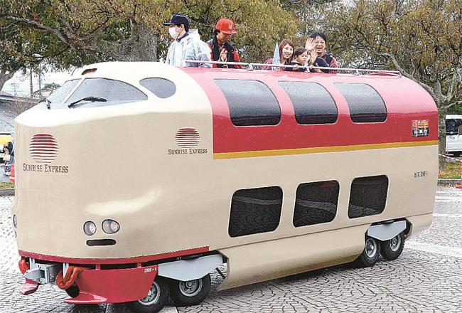 ミニサンライズ号に乗って喜ぶ親子連れ＝出雲市大社町修理免、道の駅大社ご縁広場