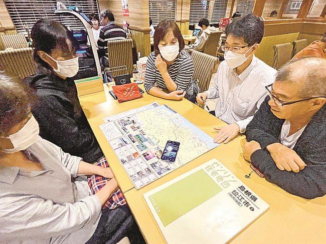 荒川泰子さんの捜索活動について意見交換する同級生＝松江市内