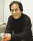 山陰中央新報社の取材に応じる岡本おさみさん（２００３年１月撮影）