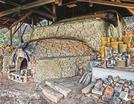 出雲焼楽山窯の登り窯。３段ある中で、現在は２段を使って窯出しを行っている＝松江市西川津町、窯元家敷地内