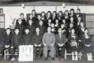 浜田高校の生徒と記念写真に写る吉見政男（前列右から４人目）＝１９６３年２月