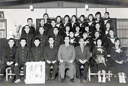 浜田高校の生徒と記念写真に写る吉見政男（前列右から４人目）＝１９６３年２月