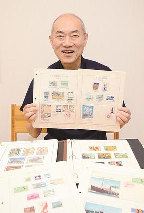集めた切手を手に「各国の文化を知ってほしい」と話す白築健さん＝雲南市木次町里方