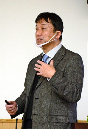 講演する景山誠二教授＝米子市中町、市立図書館
