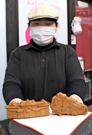 旧ＪＲ大社駅の駅舎と蒸気機関車を模したカステラ＝出雲市大社町杵築南、松露庵出雲店