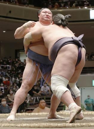 照ノ富士（右）の攻めを受ける正代。寄り切りで敗れる＝両国国技館
