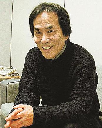 山陰中央新報社の取材に応じる岡本おさみさん（２００３年１月撮影）
