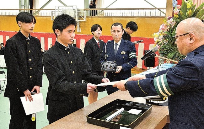 山本達也江津署長(右端)から任命される生徒=江津市江津町、江津工業高校