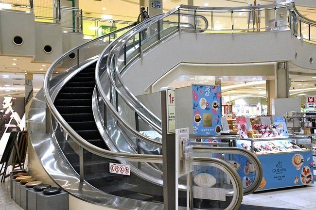 １階と２階をつなぐ米子しんまち天満屋のパイラルエスカレーター