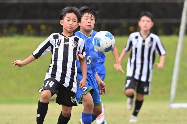 準決勝 法吉－斐川ＤＤＳ　 ボールを競り合う