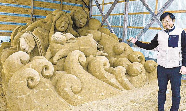 リニューアルした砂像をアピールする田淵裕章委員長＝鳥取市白兎、白兎神社