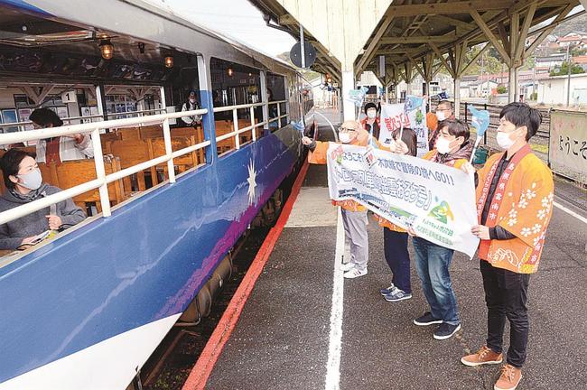 おろち号を見送る雲南市職員ら＝雲南市木次町里方、ＪＲ木次駅