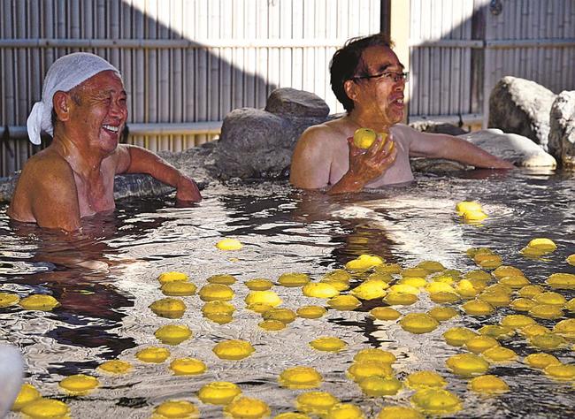 露天風呂でユズの香りを楽しむ入浴客=益田市美都町宇津川、美都温泉湯元館