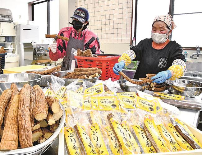 「いぶり香香」の販売準備に当たる会員＝浜田市弥栄町長安本郷、調理施設