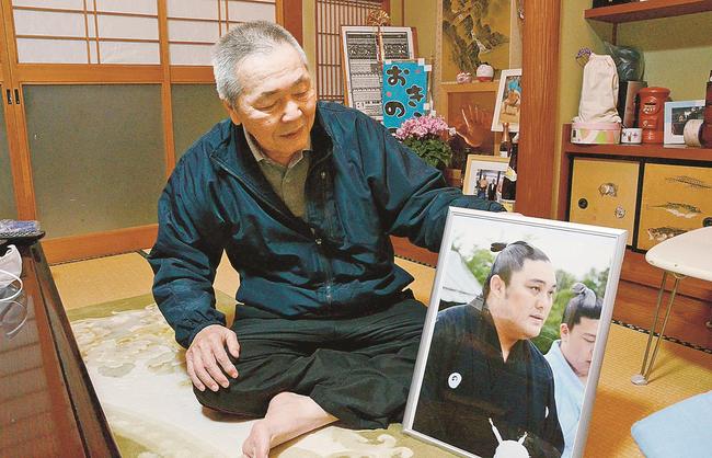 長い力士生活をねぎらった父親の福岡多喜夫さん＝島根県隠岐の島町港町