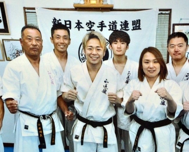 空手道場（米子市）の仲間たちと記念撮影する武尊選手（中央）