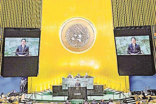 国連総会の一般討論演説を行う岸田首相＝19日、米ニューヨーク（ＡＰ＝共同）
