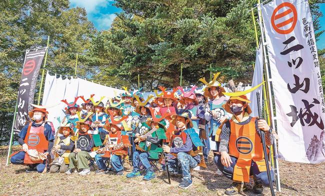 二ツ山城の西の丸の山頂で手づくり甲冑を着て記念撮影する子どもたち＝島根県邑南町鱒渕