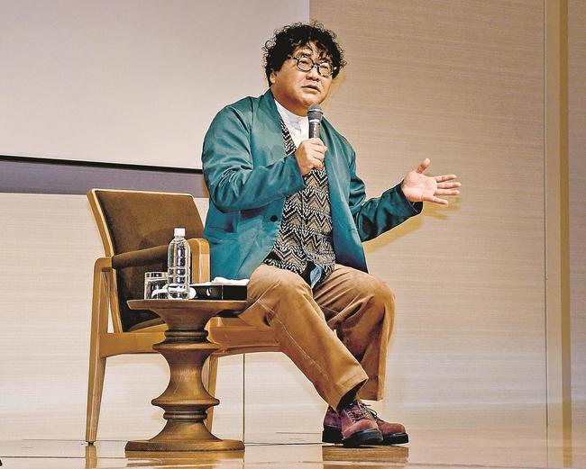 視点を変え、マイナスをプラスに考えることの大切さを語るカンニング竹山さん＝松江市千鳥町、ホテル一畑