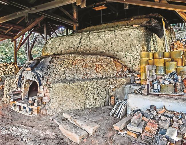 出雲焼楽山窯の登り窯。３段ある中で、現在は２段を使って窯出しを行っている＝松江市西川津町、窯元家敷地内