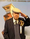 第４２回日本アカデミー賞協会特別賞を受賞してポーズをとる大塚康生さん（撮影・南正時）