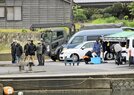 調査を終えて岸壁に上がった在日米軍兵士と自衛官ら＝島根県隠岐の島町大久、大久漁港