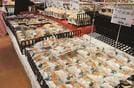 おはぎや赤飯の横に、お供え用のパンが並ぶスーパーの売り場＝松江市学園２丁目、みしまや学園店