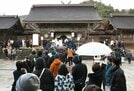 初詣客でにぎわう出雲大社＝出雲市大社町杵築東