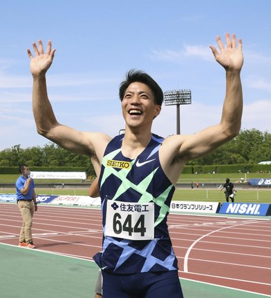 陸上布勢スプリントの男子１００㍍決勝で９秒の日本新をマークし、喜ぶ山県亮太＝６日、鳥取市のヤマタスポーツパーク陸上競技場（代表撮影）