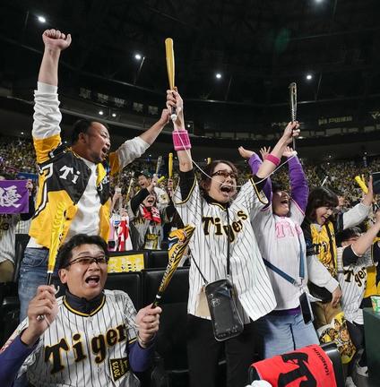 甲子園球場で行われたパブリックビューイングで、３８年ぶりの日本一を喜ぶ阪神ファン＝５日夜