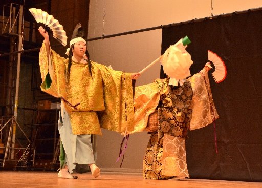 演目「恵比須」を披露する舞姫社中のメンバー＝浜田市黒川町、石央文化ホール