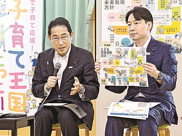 鳥取県日吉津村の子育て拠点施設を訪れ、政府の方針について説明する岸田首相（左）＝７月３１日午前（代表撮影）