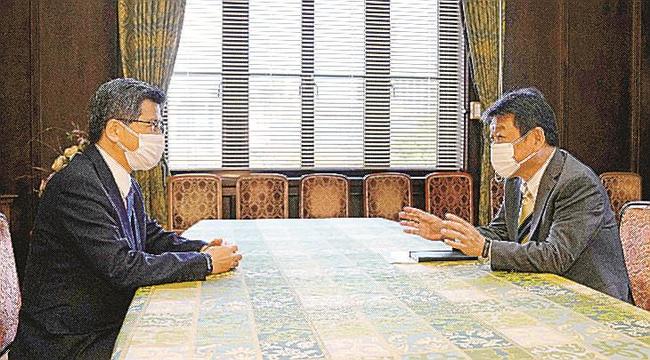 新型コロナ経済対策について会談する自民・茂木（右）、公明・石井の両党幹事長＝８日午後、国会