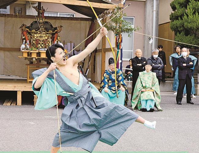 「カンの矢」を放つ大前の角脇嵐さん＝島根県隠岐の島町津戸
